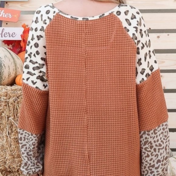08 Cozy Leopard Print Balloon Sleeve Waffle Top - Picture 3 of 6
